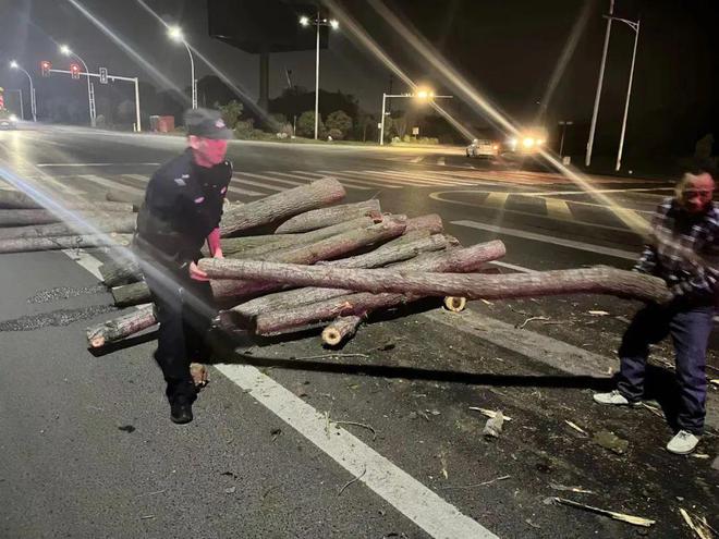 木材散落一地成“拦路虎” 金湖民辅警化身“搬运工”紧急救援威客电竞(图1)