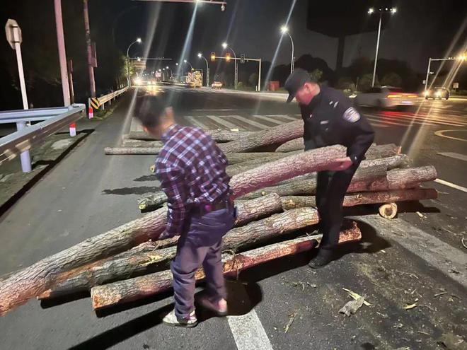 木材散落一地成“拦路虎” 金湖民辅警化身“搬运工”紧急救援威客电竞(图2)